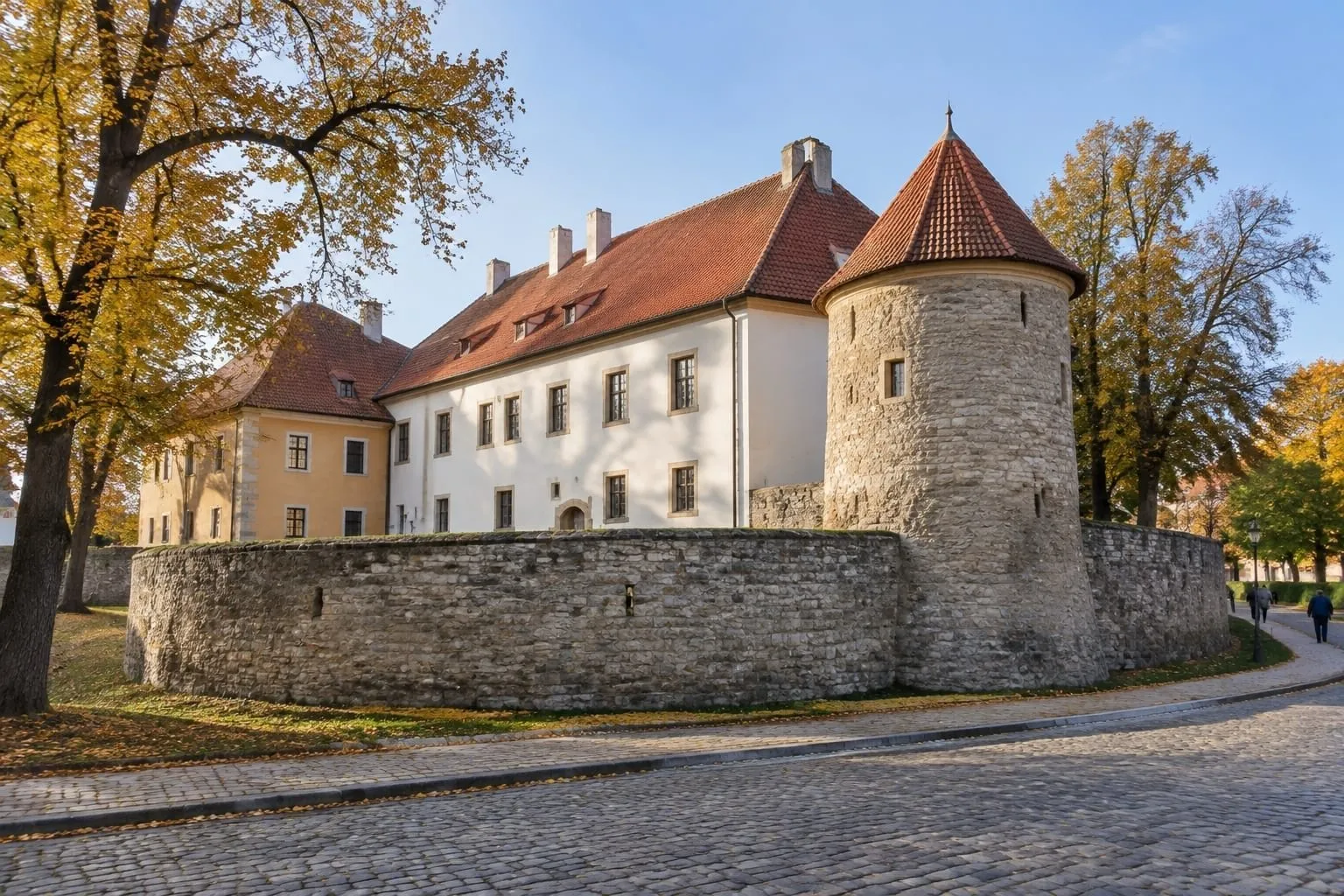 Zamek Żupny w Wieliczce z kamiennym murem i basztą