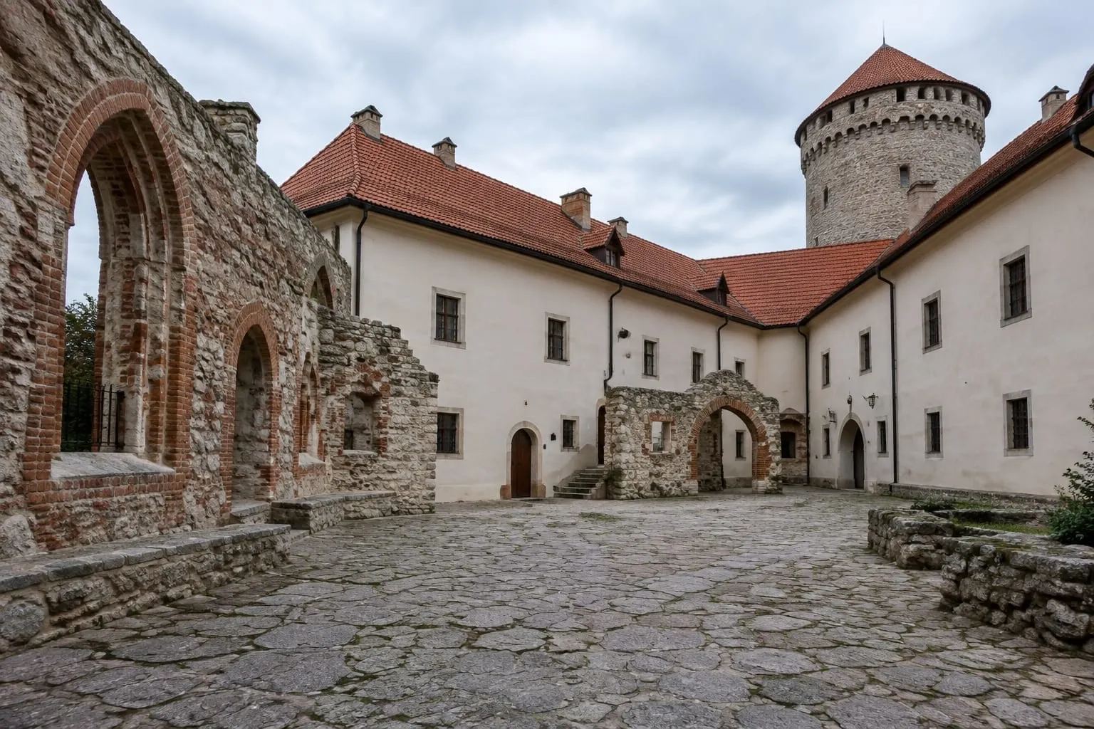 Dziedziniec Zamku Żupnego w Wieliczce z gotyckimi murami